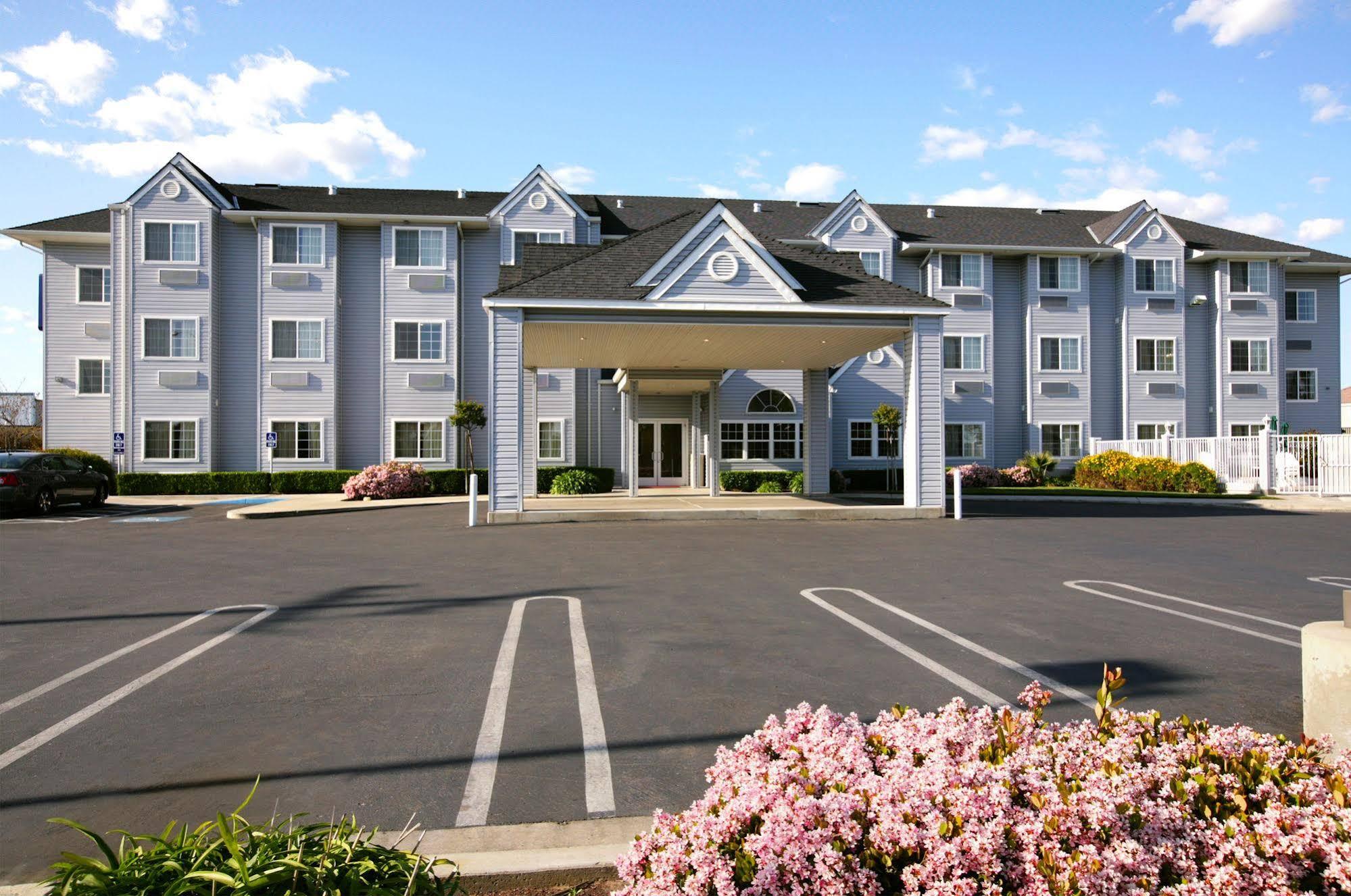 Microtel & Modesto Hotel 2*
